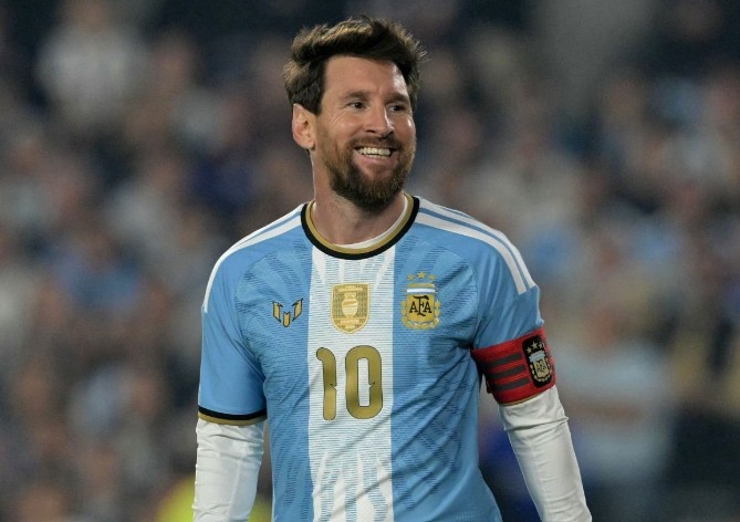 Messi rực sáng trong lần cuối khoác áo tuyển Argentina