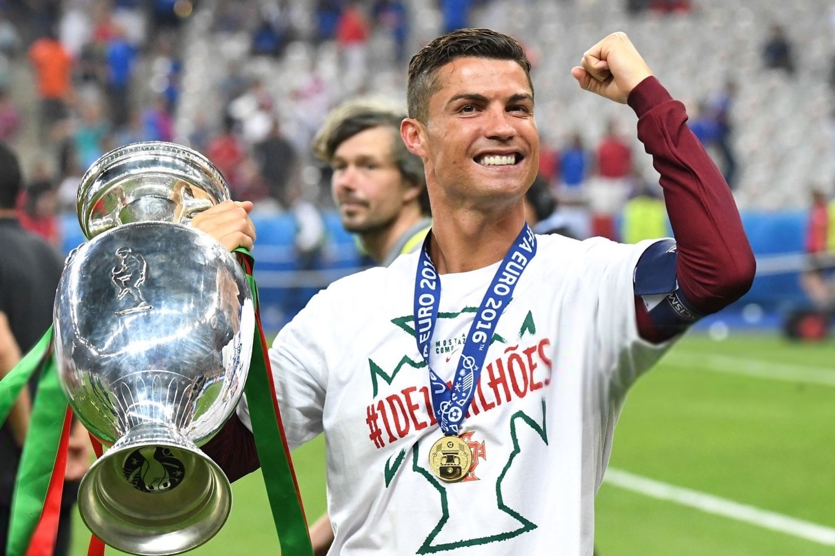 Ronaldo đăng ảnh vô địch EURO sau nỗi buồn World Cup