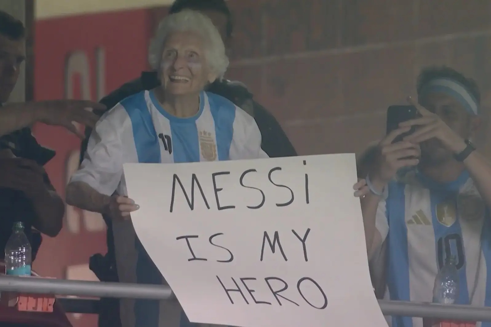 Cụ bà 100 tuổi từng cầu hôn Messi tái xuất ở World Cup
