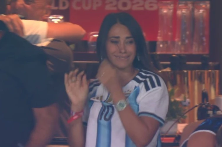 Vợ Messi bật khóc