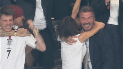Gia đình Beckham ăn mừng cuồng nhiệt