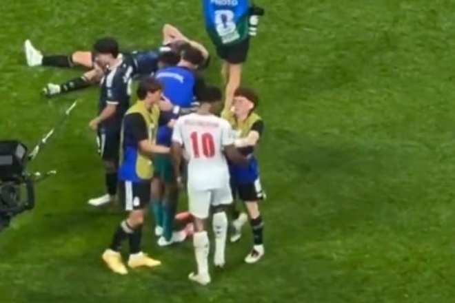 Video Bellingham tát vào đầu cầu thủ Argentina