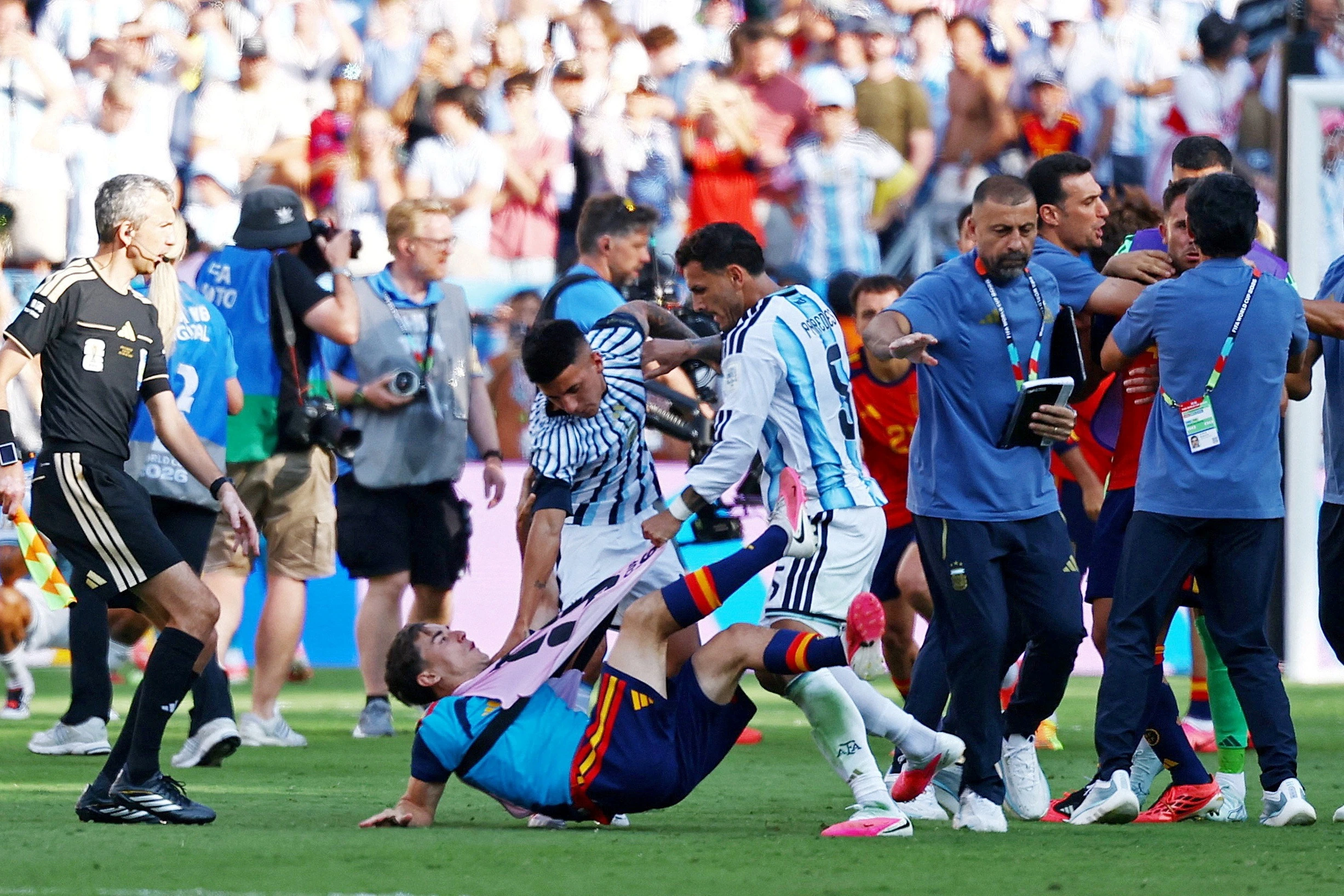 Video cận cảnh màn ẩu đả sau trận Tây Ban Nha - Argentina