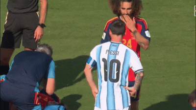 Hành động gây cười của Messi