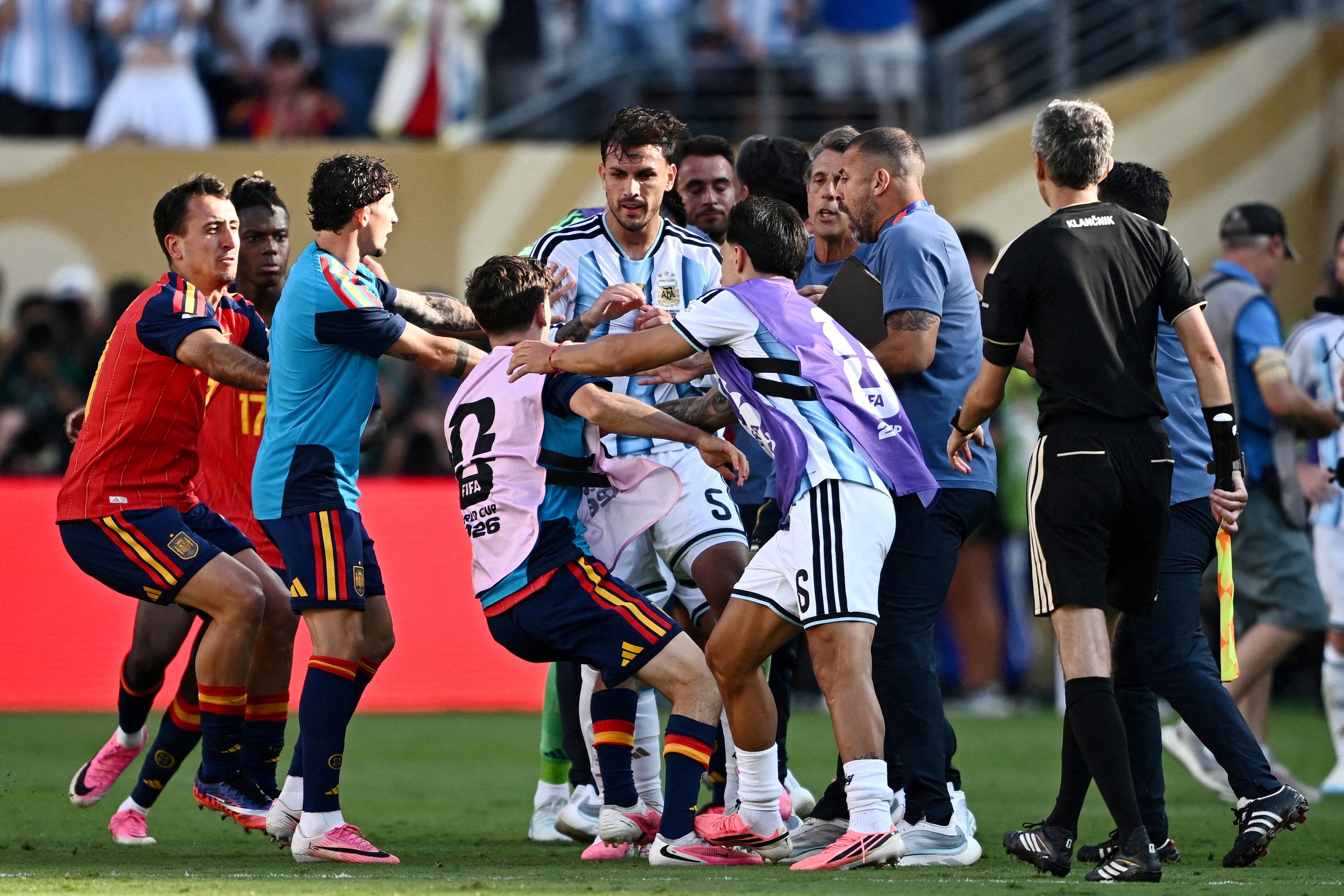 Dàn cầu thủ Argentina đối diện án treo giò nặng