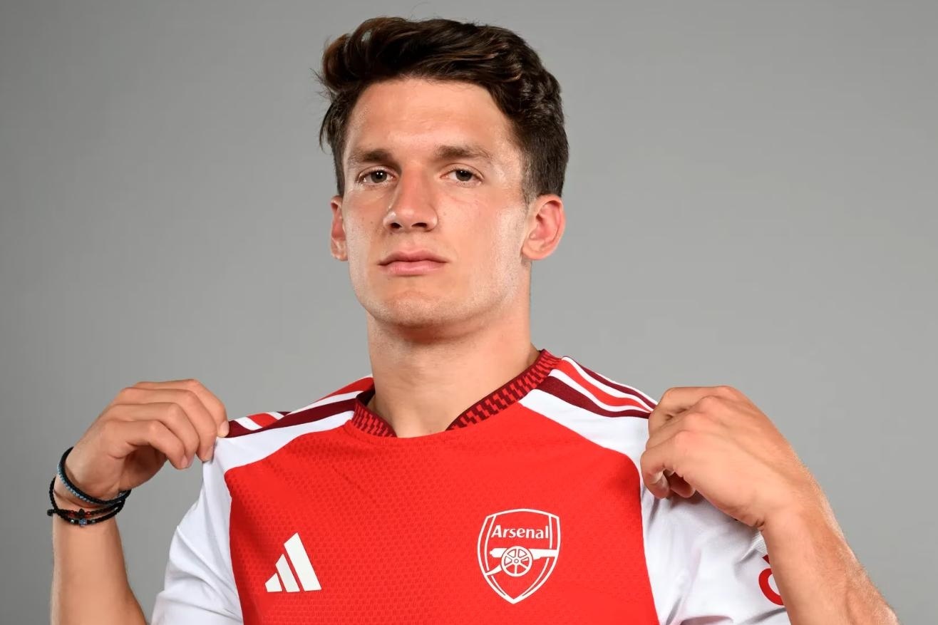 Arsenal công bố tân binh thứ hai