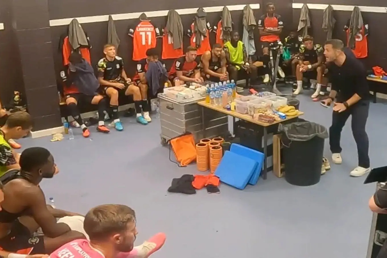 Đội của Wilshere thắng ngược sau khi bị dẫn 3-1