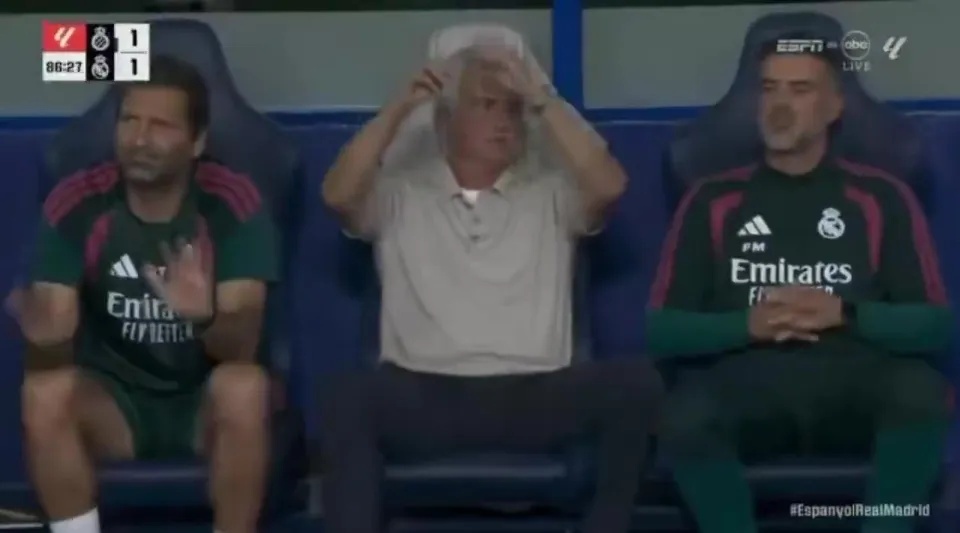 Mourinho khó chịu với Alexander-Arnold