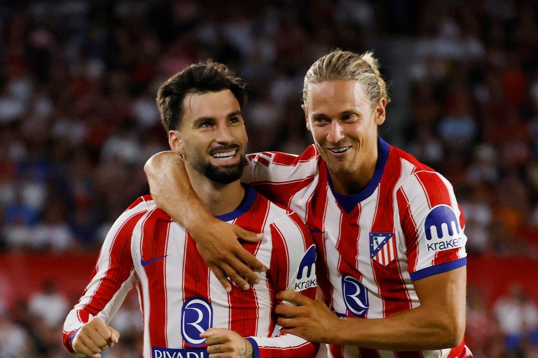 Atletico Madrid chiếm ngôi đầu La Liga