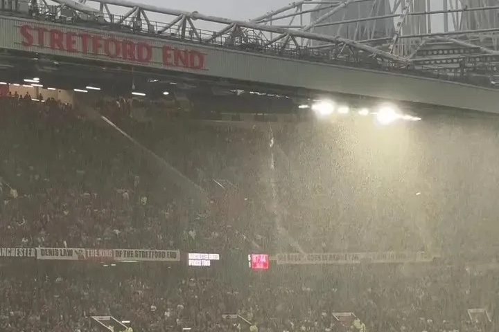 'Thác nước' lại xuất hiện ở Old Trafford khiến CĐV MU ngán ngẩm