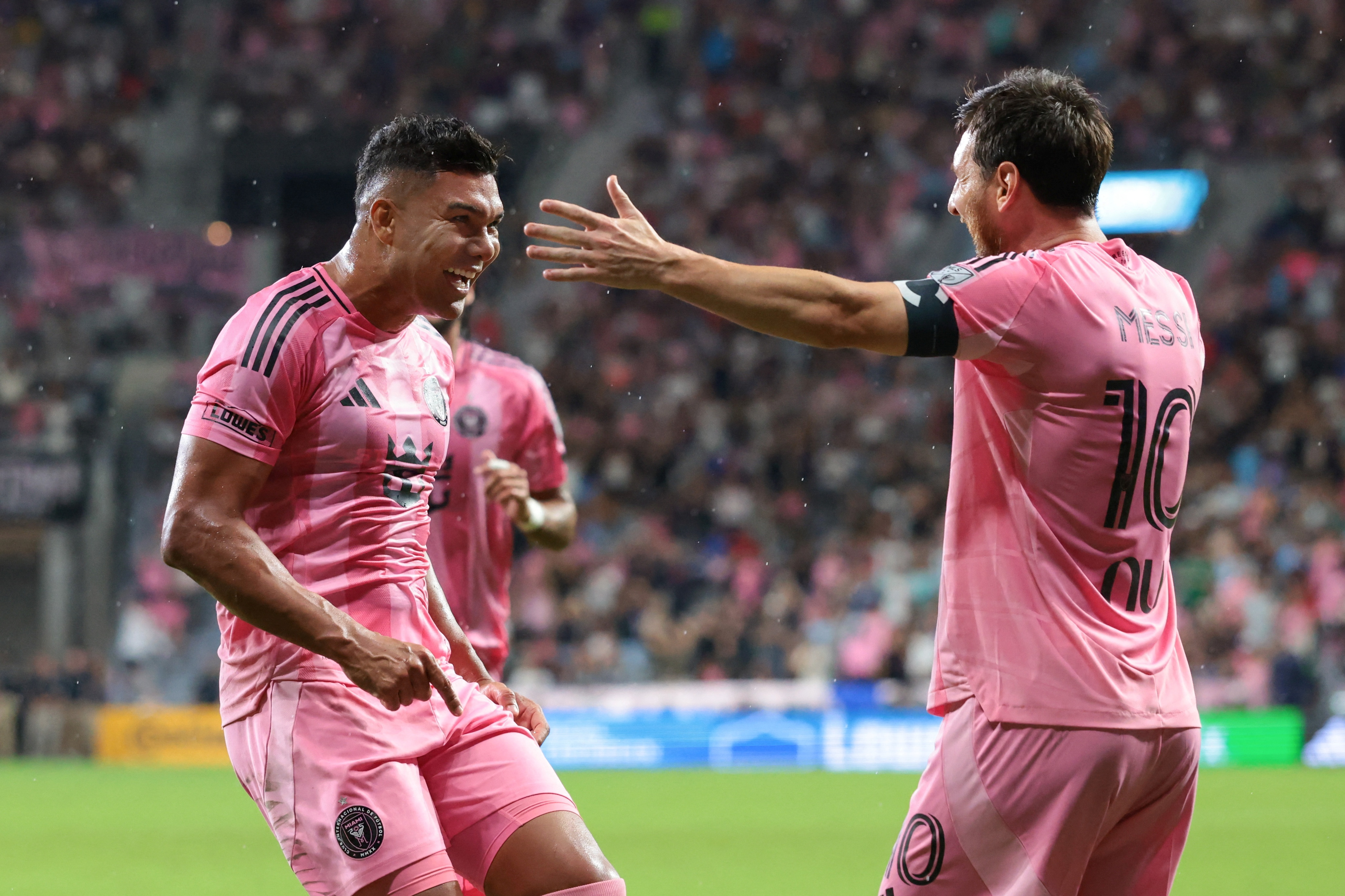 Casemiro ghi bàn liên tiếp