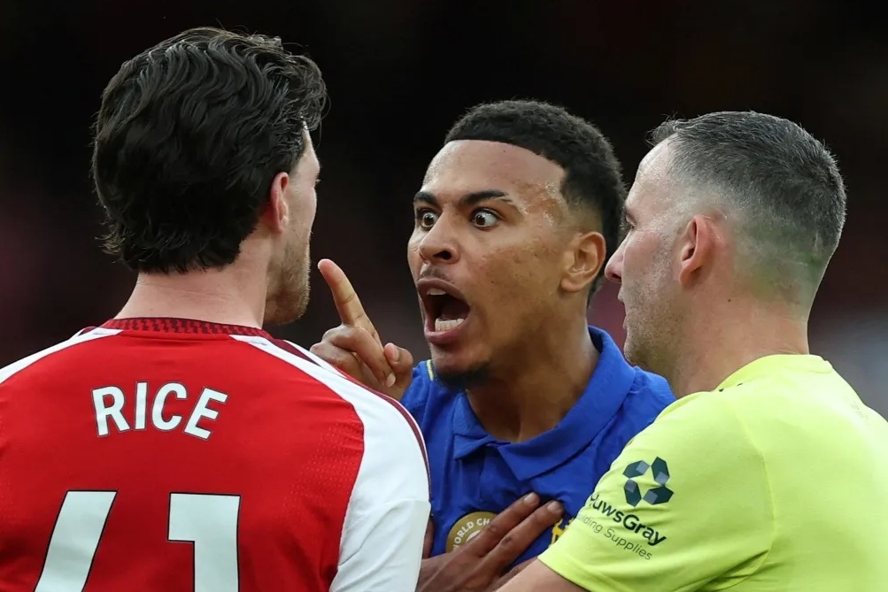 Quyết định gây tranh cãi ở trận Arsenal - Chelsea