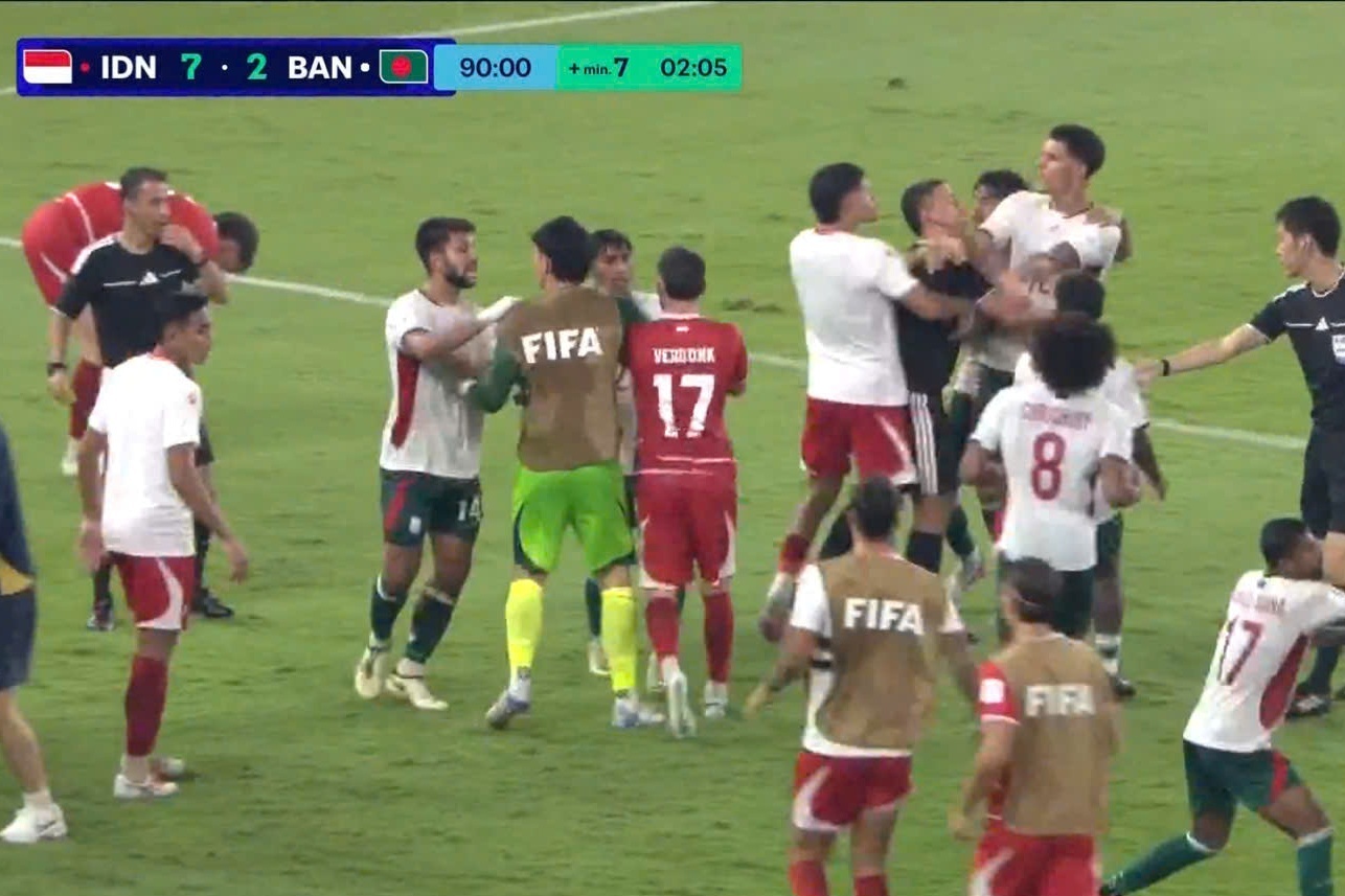 Cầu thủ Indonesia và Bangladesh xô xát
