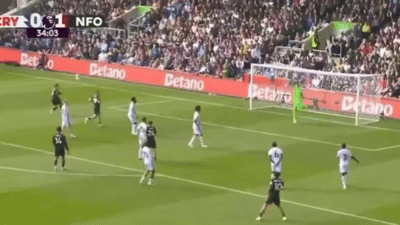 Liam Delap gây sốc với pha bỏ lỡ khó tin