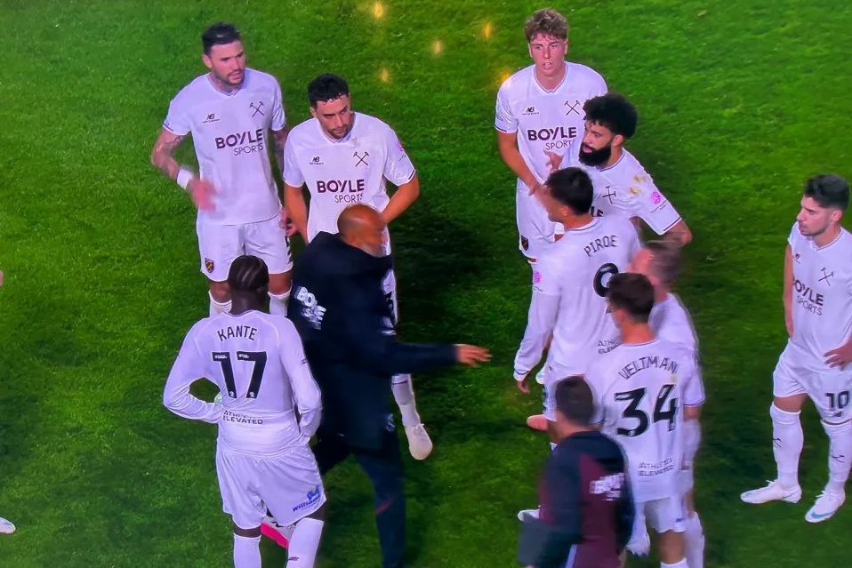 West Ham thắng 6-0 sau khi bị HLV quát mắng ngay trên sân