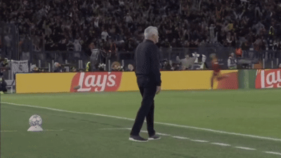 Mourinho ngoáy chân chế giễu Vinicius