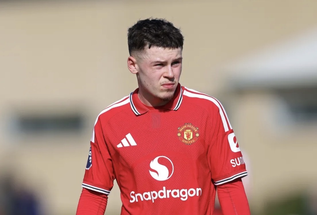 Con trai Rooney gây chú ý ở đội trẻ MU