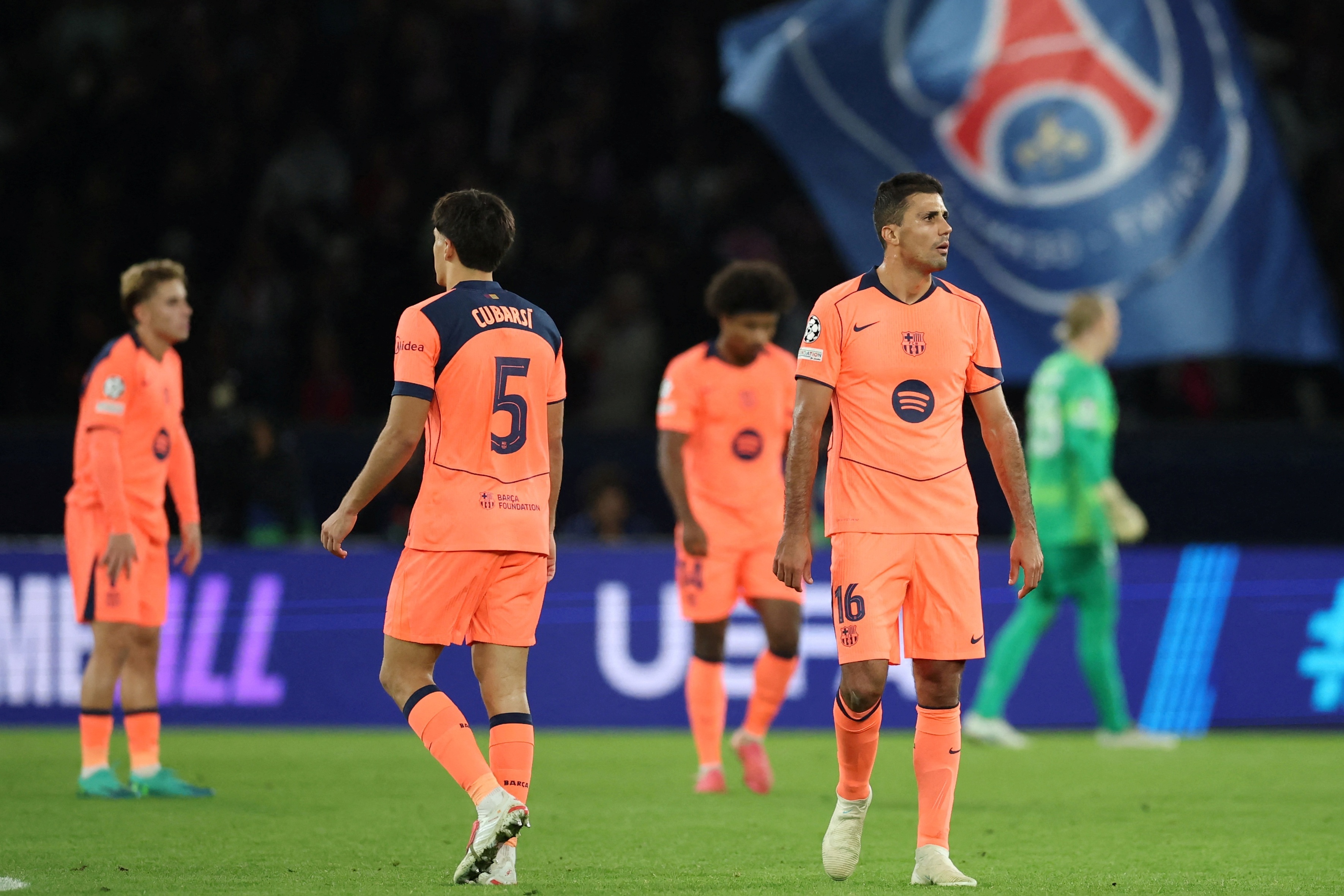 Barcelona kiện PSG