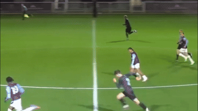 Cầu thủ West Ham ghi hai bàn từ giữa sân