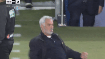 Mourinho quỳ gối, thè lưỡi ăn mừng trước Barcelona