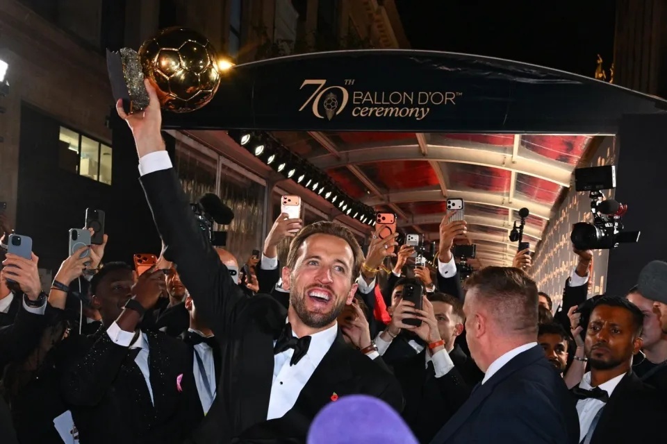 Harry Kane mang Quả bóng vàng đi ăn mừng tại hộp đêm