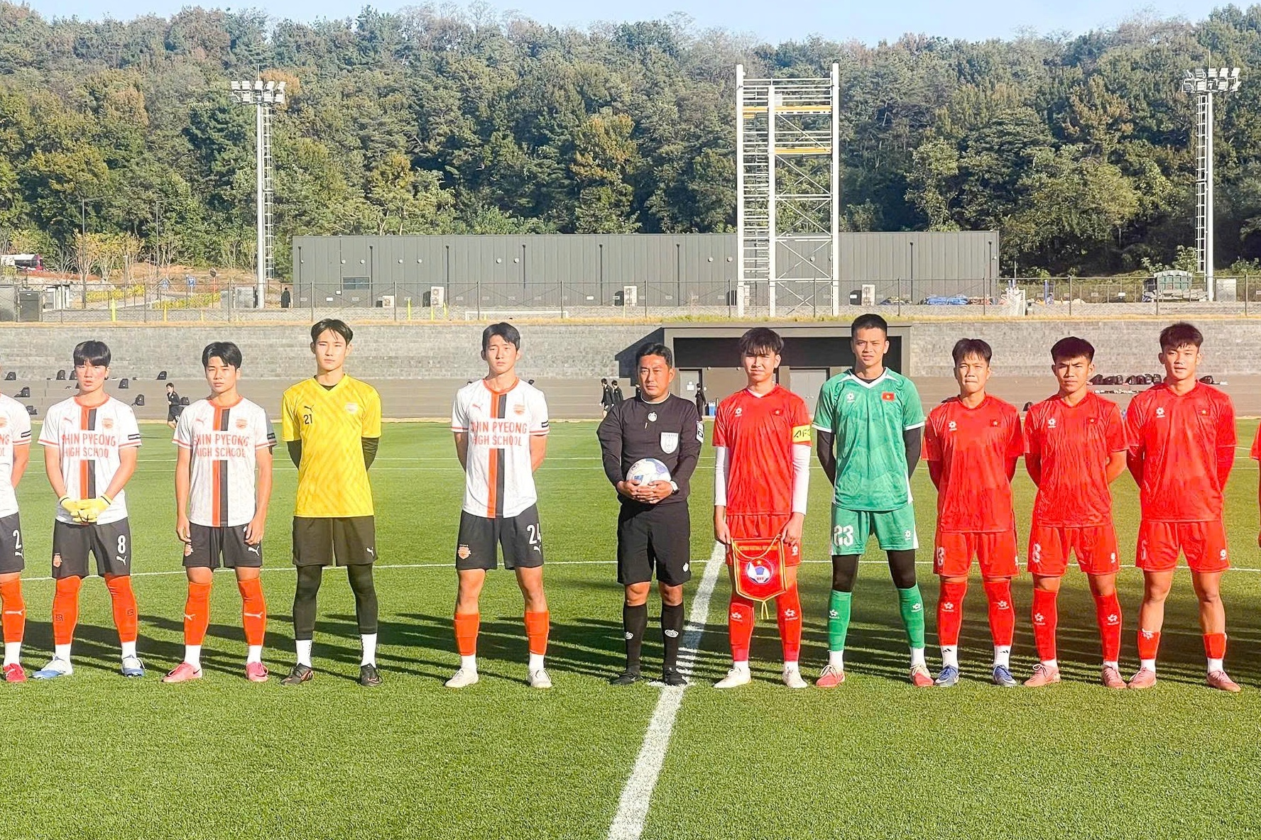 U17 Việt Nam thắng đậm đội bóng trung học Hàn Quốc