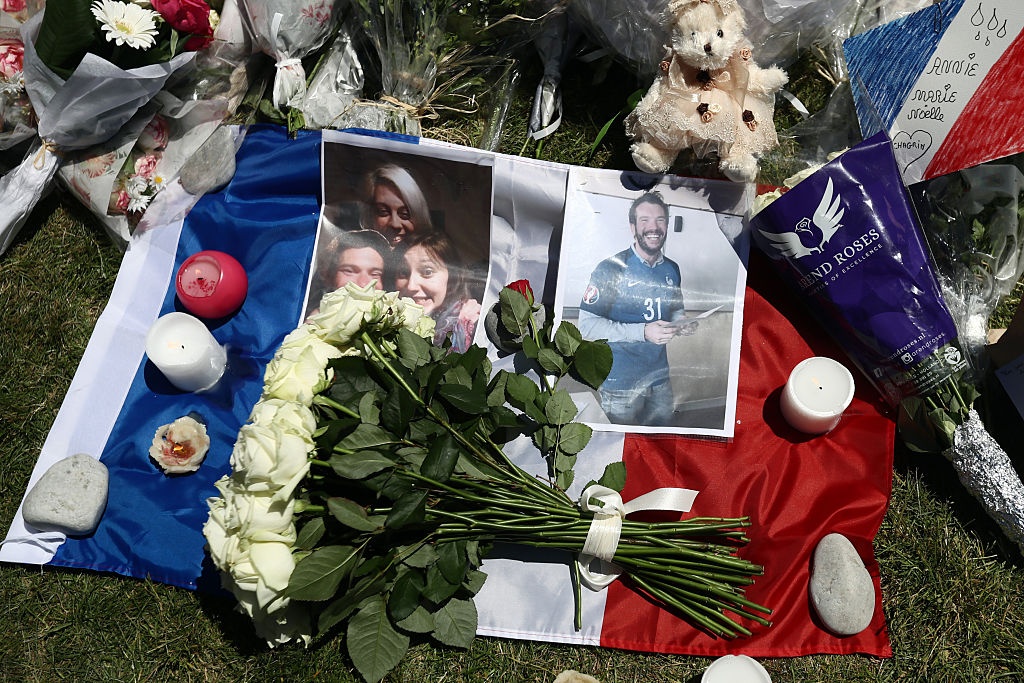 Mot nam vu khung bo o Nice: Hoa, nuoc mat va tinh than Phap hinh anh