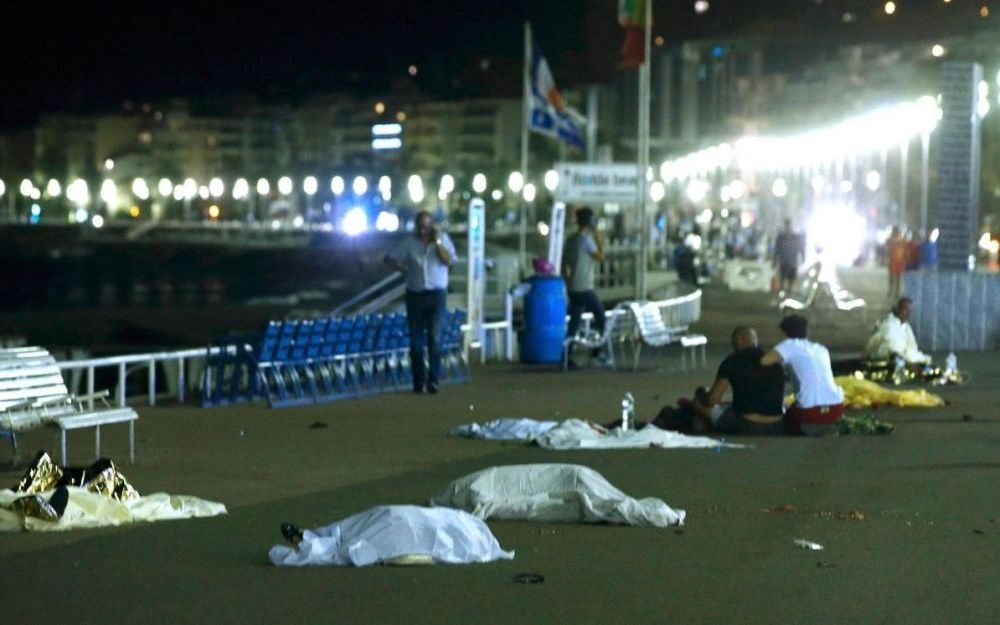 Toan canh vu khung bo bang xe tai o Nice ngay 14/7/2016 hinh anh