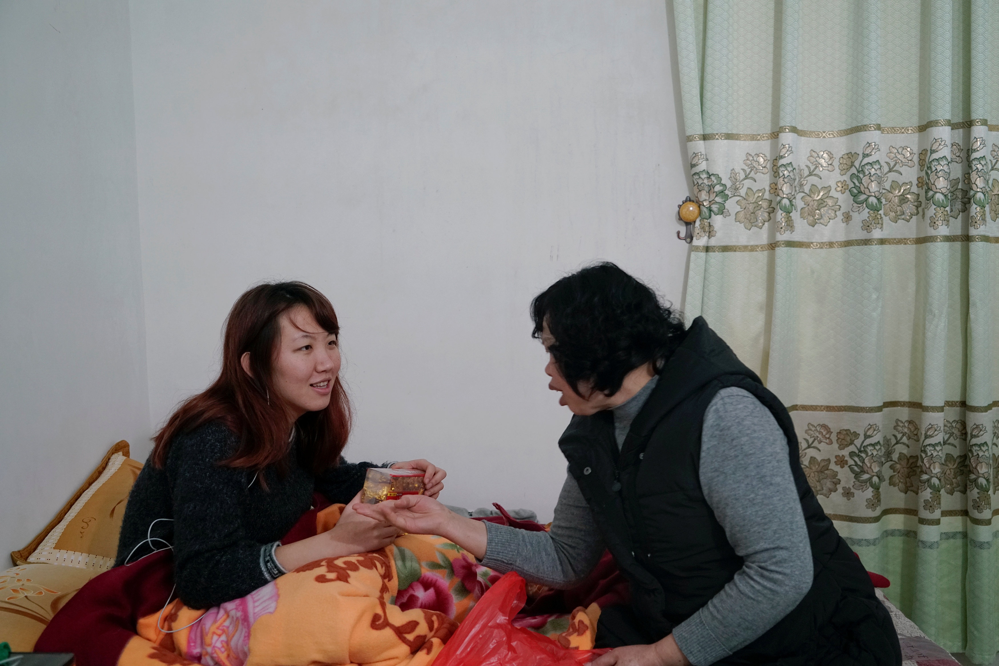 thue ban gai ve que an Tet anh 9