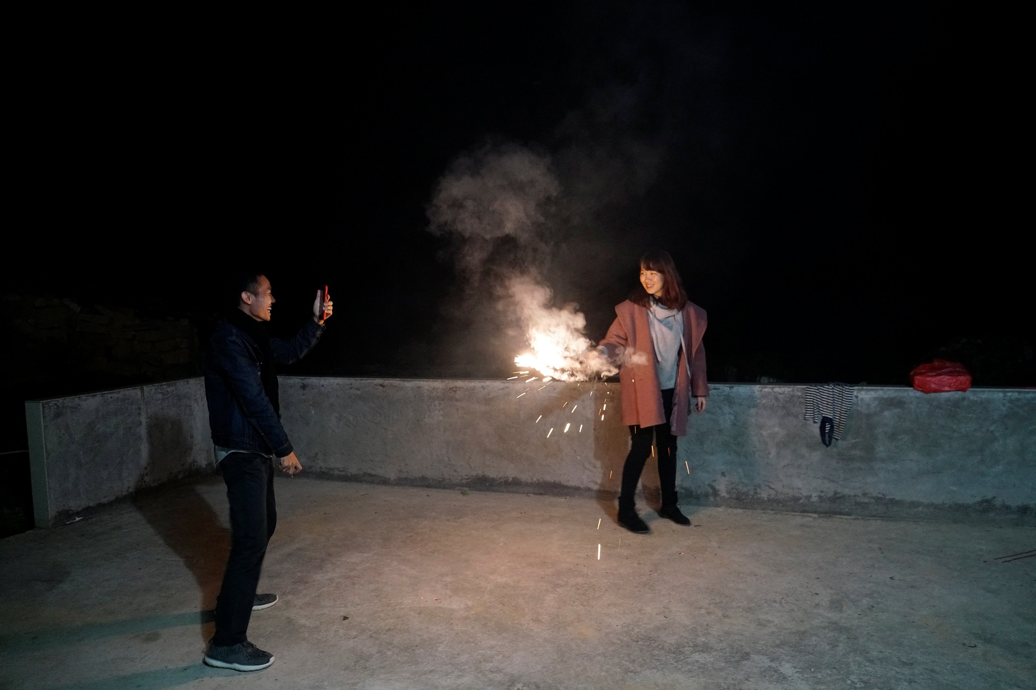 thue ban gai ve que an Tet anh 8