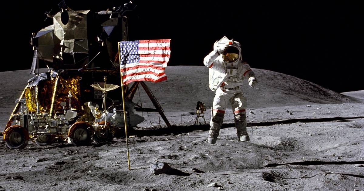 Neil Armstrong va Buzz Aldrin cam co tren mat trang hinh anh