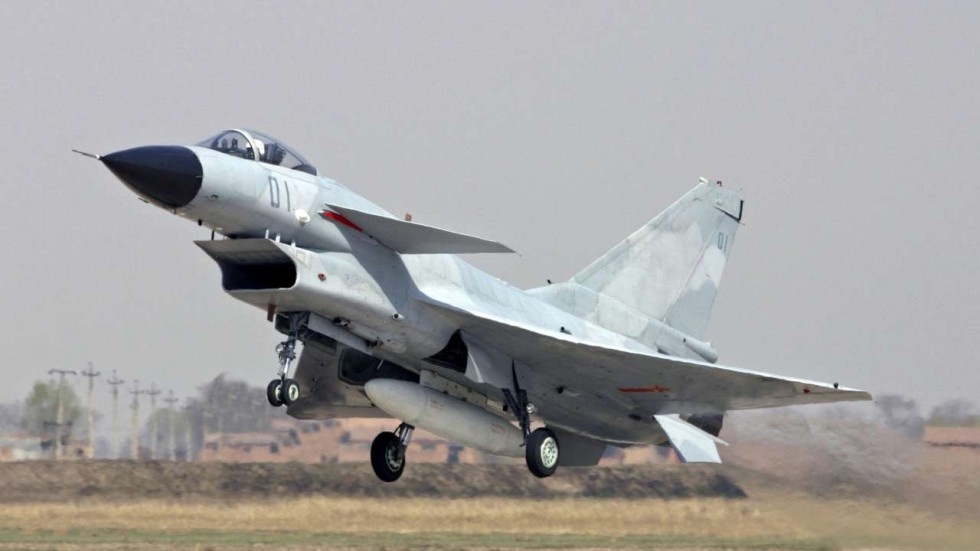 Chien dau co Trung Quoc ap sat may bay My tren bien Hoa Dong hinh anh