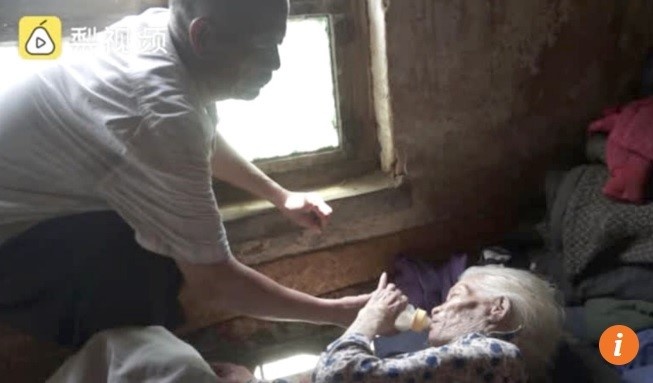 TQ: Xuc dong hinh anh con trai 65 tuoi tan tuy cham me gia 104 tuoi hinh anh