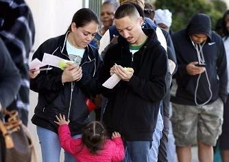 Nguoi choi 'nin tho' khi xo so Powerball My cham nguong 700 trieu USD hinh anh