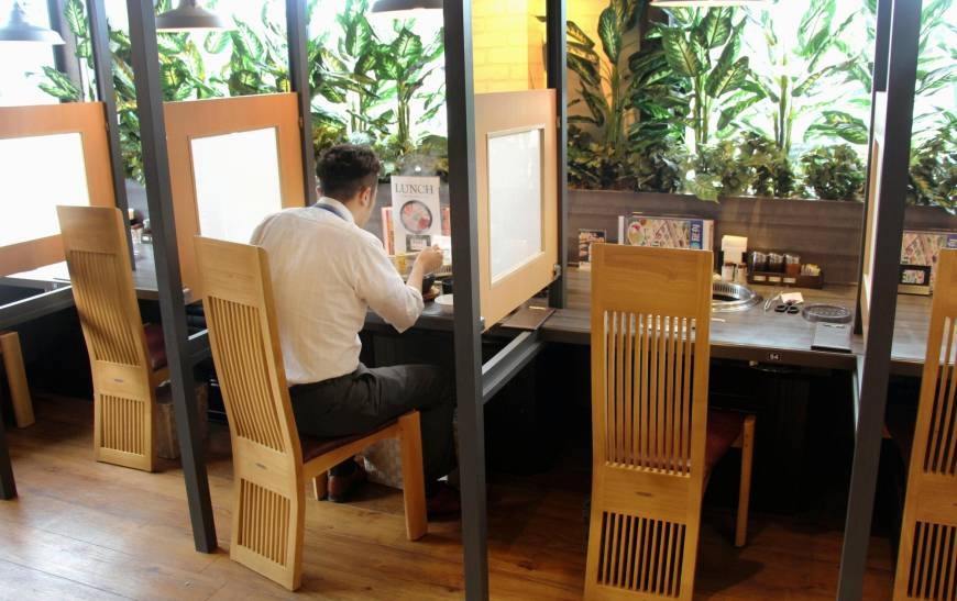 cuoc song cua nguoi doc than Nhat Ban anh 1