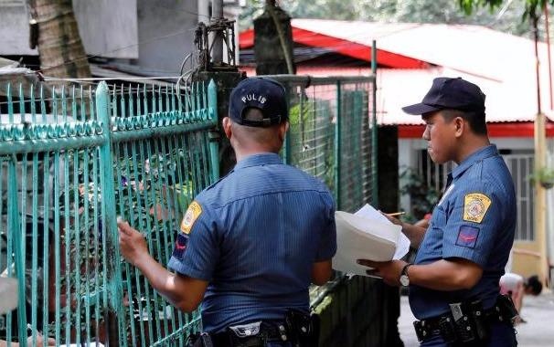 Canh sat Philippines go cua tung nha de xet nghiem ma tuy hinh anh