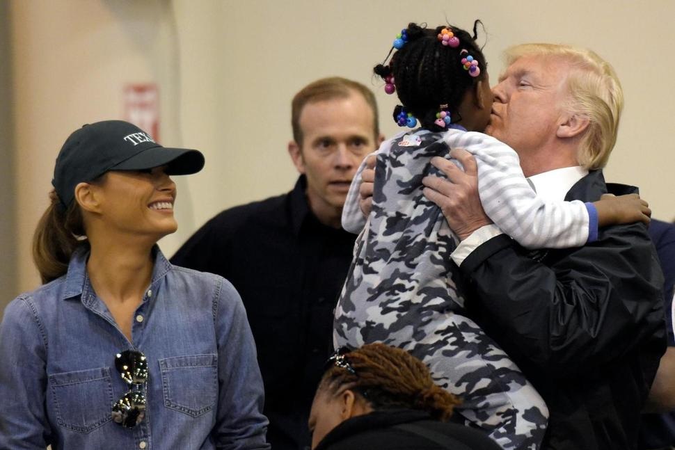 Trump tro lai Texas tham nan nhan bao Harvey hinh anh