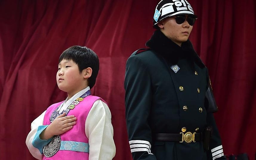 Ngoi lang 'nam ket' giua cuoc dua tuyen truyen cua 2 mien Trieu Tien hinh anh