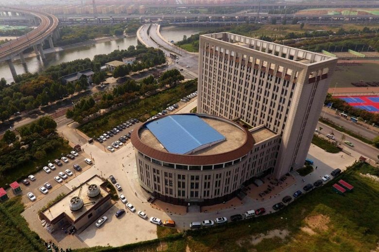 Dai hoc Trung Quoc bi che gieu vi giong nha ve sinh khong lo hinh anh