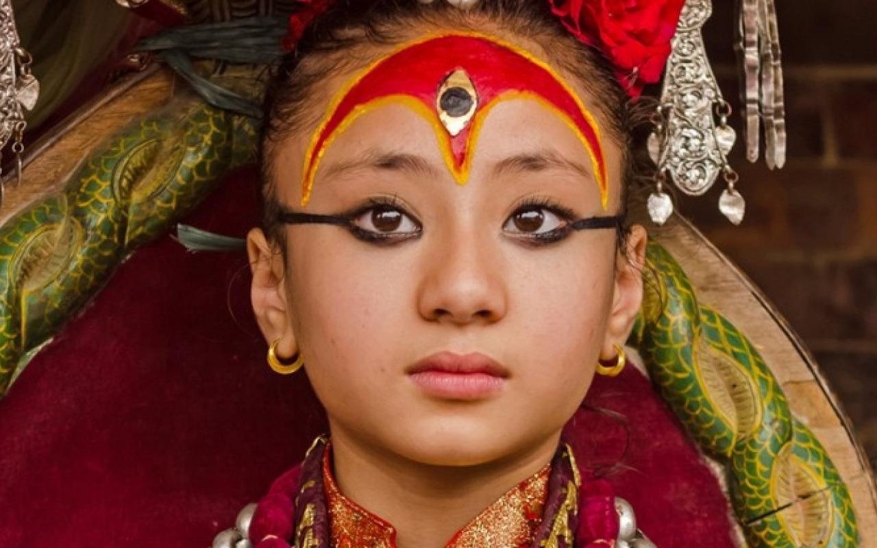 Be gai 3 tuoi tro thanh 'nu than song' o Nepal hinh anh