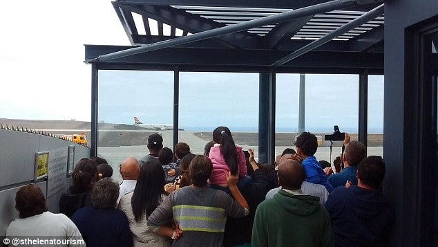 Chuyen bay dau tien den 'san bay vo dung nhat the gioi' hinh anh