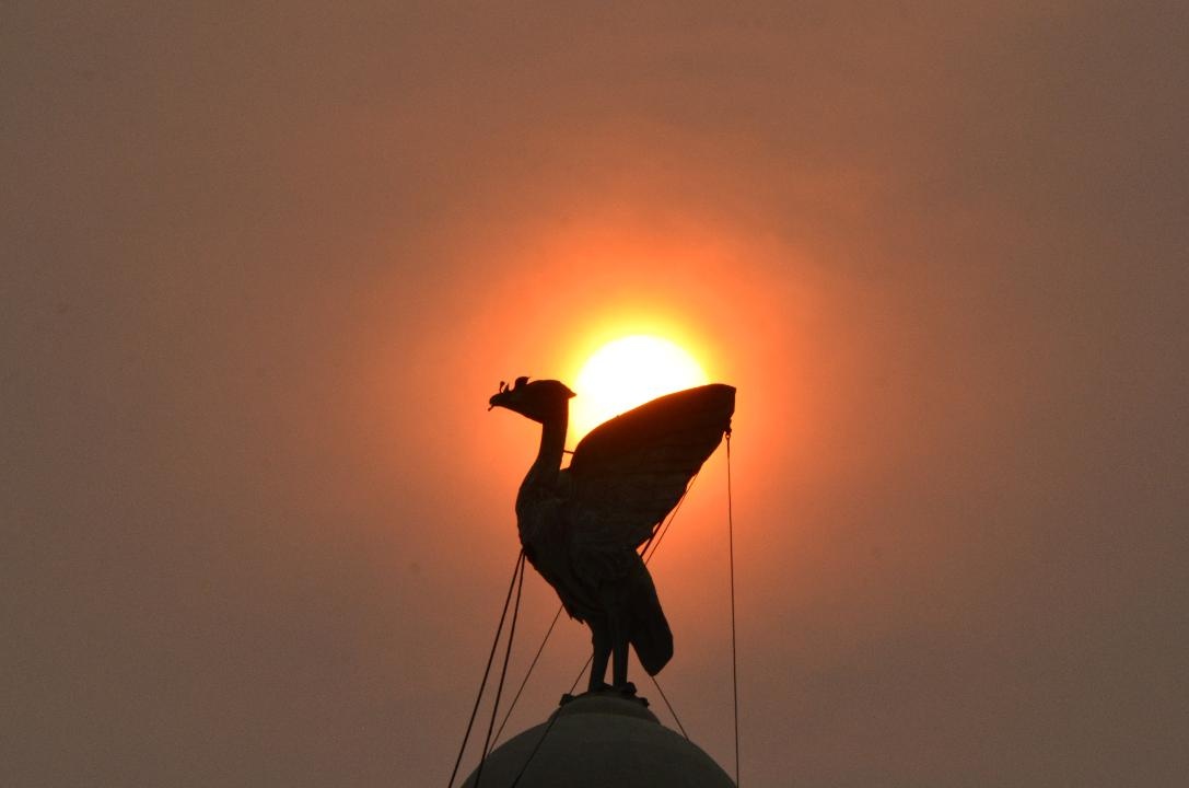 Mat Troi do ruc ky di o Anh do sieu bao Ophelia hinh anh