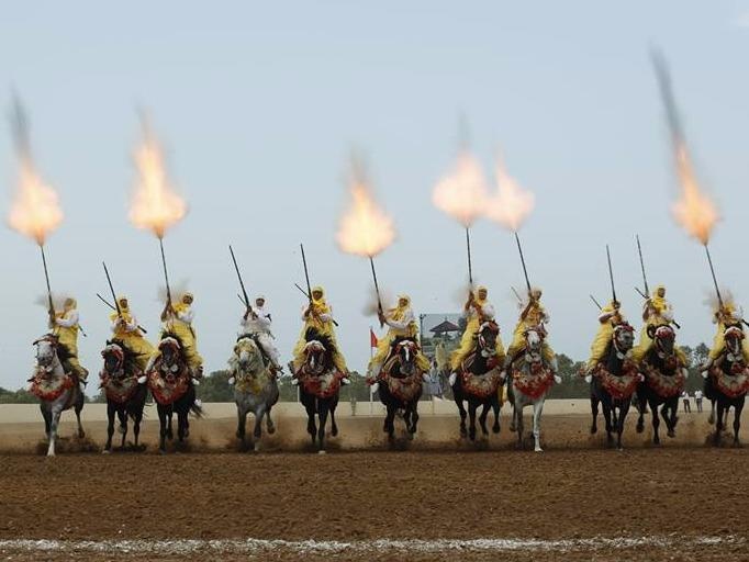 Mua sung tren ngua: Le hoi ton vinh ky binh va ngua o Morocco hinh anh
