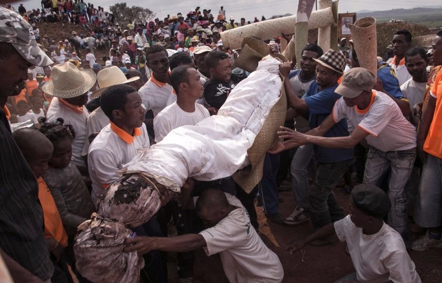 Ky la khieu vu cung xac chet o Madagascar hinh anh