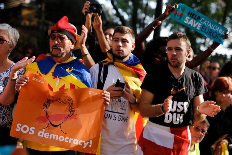 Nghi vien Catalonia bo phieu ung ho nghi quyet doc lap hinh anh