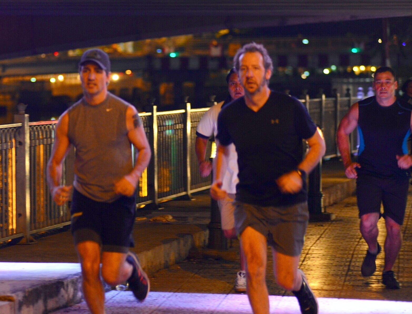 Thu tuong Trudeau chay bo o bo ke Nhieu Loc hinh anh