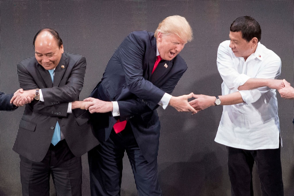 Trump bắt tay ảnh 4 Trump bat tay anh 4
