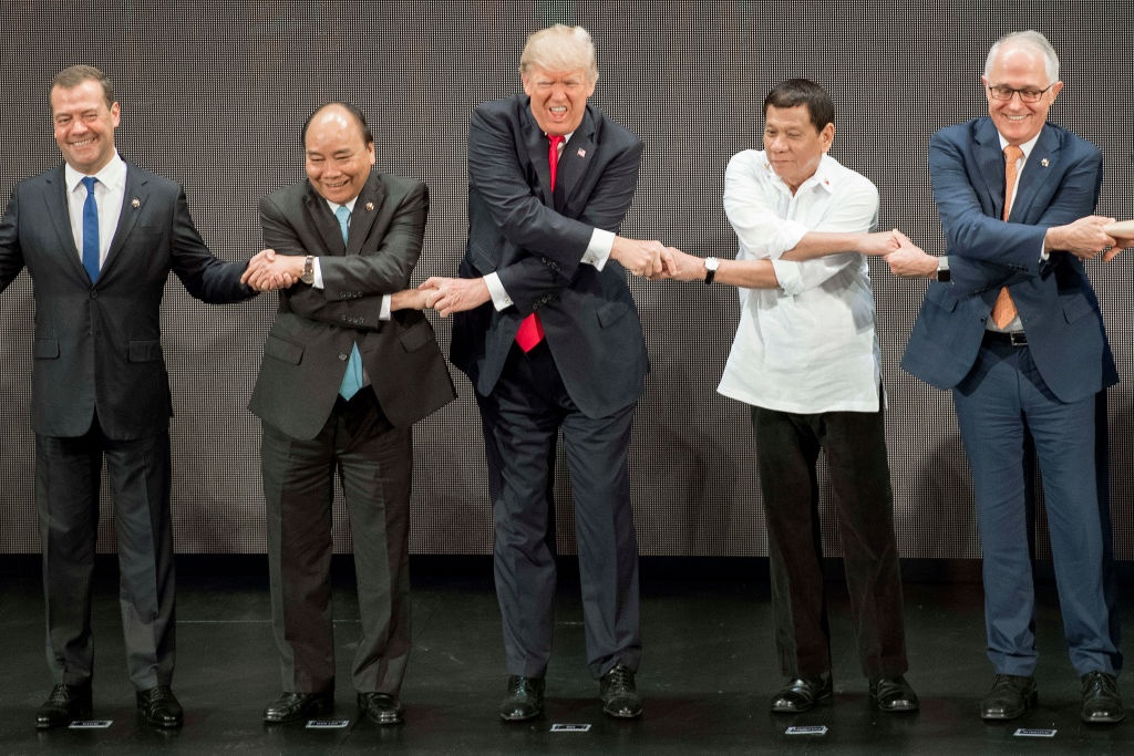 Trump bắt tay ảnh 5 Trump bat tay anh 5