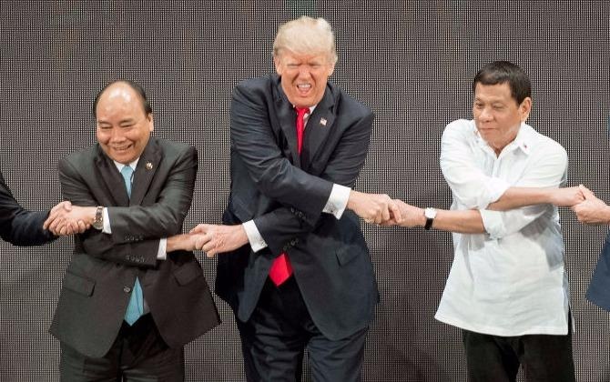 Tong thong My lung tung bat tay kieu ASEAN hinh anh