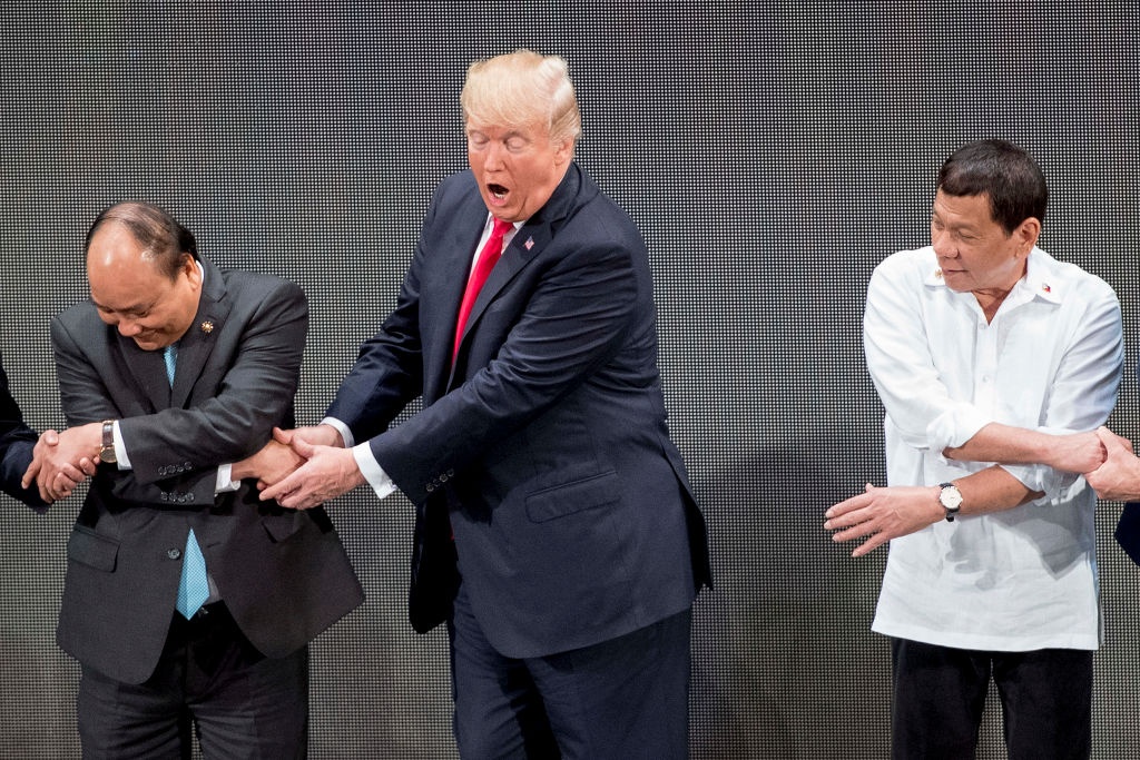Trump bắt tay ảnh 3 Trump bat tay anh 3